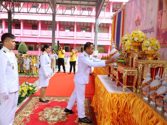 พิธีวางพานพุ่มถวายเครื่องราชสักการะ และจุดเทียนชัยถวายพระพรชัยมงคล เนื่องในโอกาสพระราชพิธีมหามงคลเฉลิมพระชนพรรษา ๖ รอบ ๒๘ กรกฎาคม ๒๕๖๗ ณ โรงเรียนศรีโกสุมวิทยามิตรภาพที่ ๒๐๙